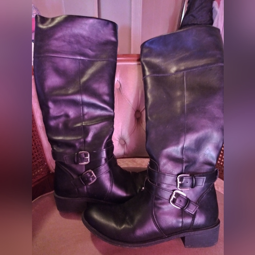 Flat boots